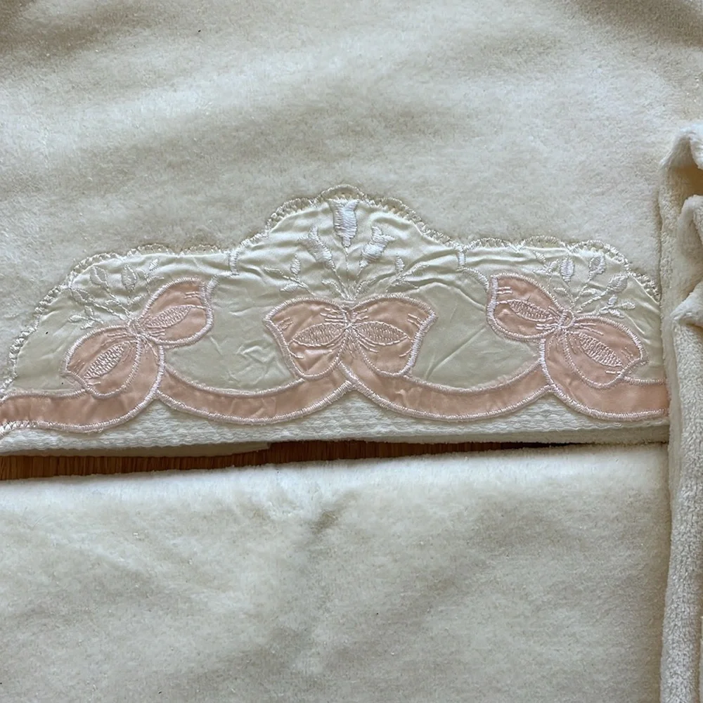 NWOT the Avanti Look 3 bath and 2 hand towels
